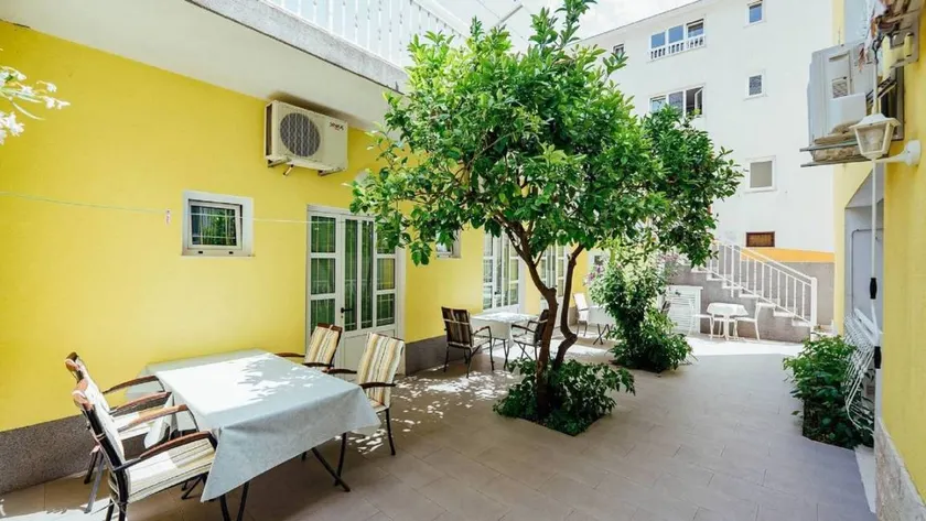 Holiday apartment with garden & barbeque - Image 1
