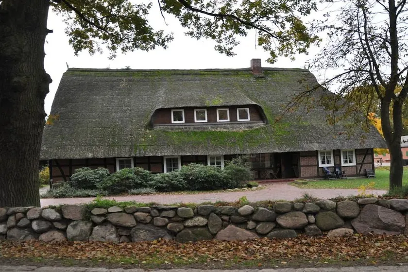 House with garden - Image 1
