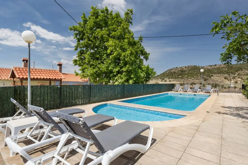 Family-friendly nice house with pool, terrace & BBQ | Mountain view | Pets allowed - Image 1