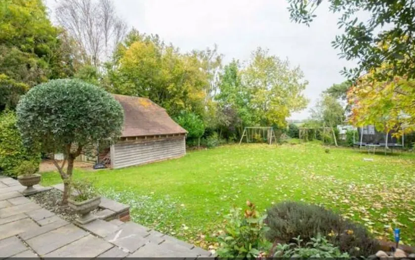House with garden - Image 1
