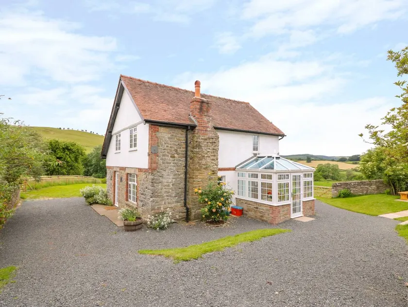 Cottage with BBQ, terrace & garden - Image 1