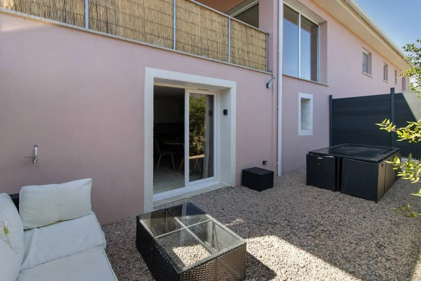 Apartment with garden | Garden view - Image 1