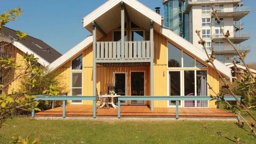 House with terrace, garden & hot tub - Image 1