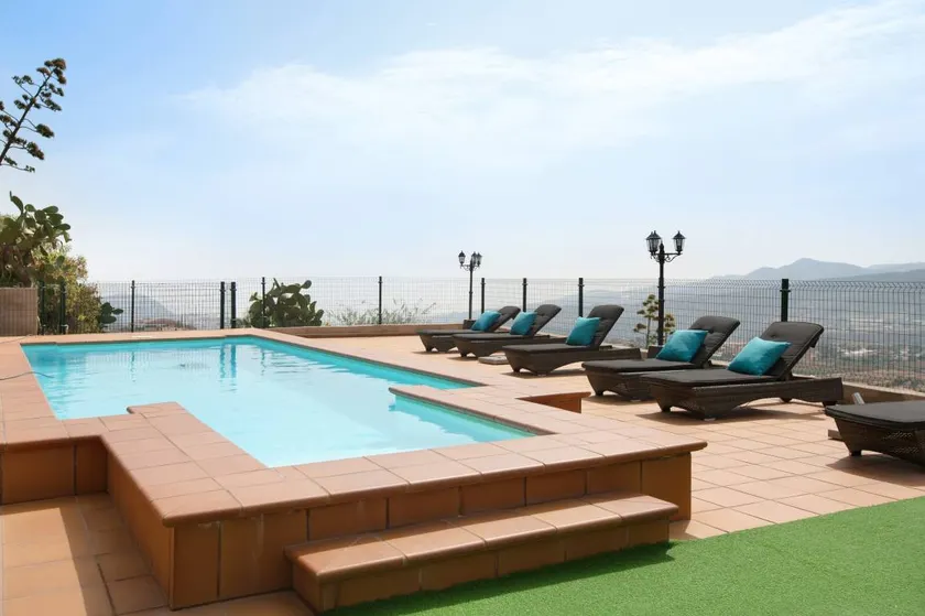 Charmante villa adaptée aux familles avec internet haut débit, piscine privée et jardin | Vue montagne | Avec animaux bienvenus - Image 1