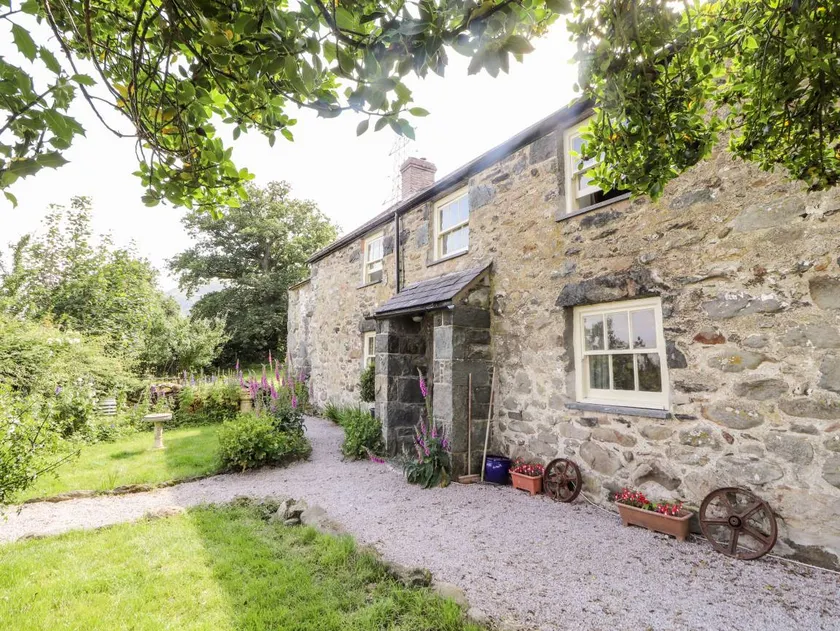 Cottage with garden - Image 1