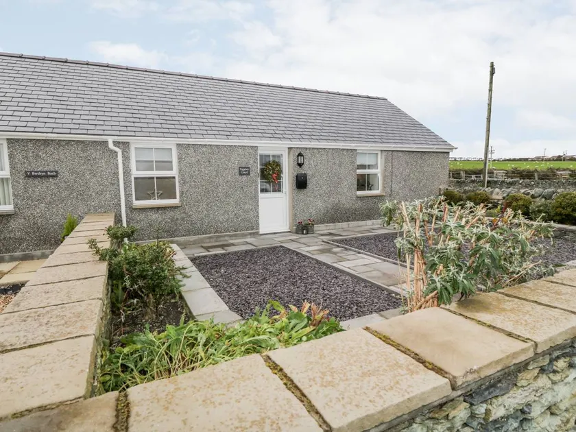 Cottage with garden - Image 1