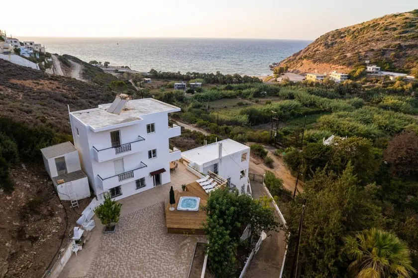 Villa con jacuzzi, jardín y barbacoa | Vistas al jardín - Image 1