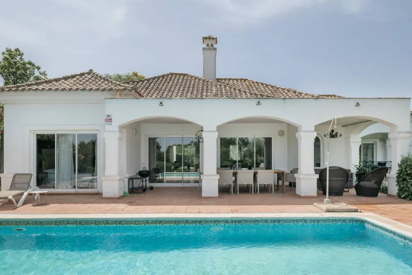 Voll ausgestattete großzügige Villa mit privatem Pool, Terrasse und Grill | Gartenblick | Haustiere erlaubt - Image 1
