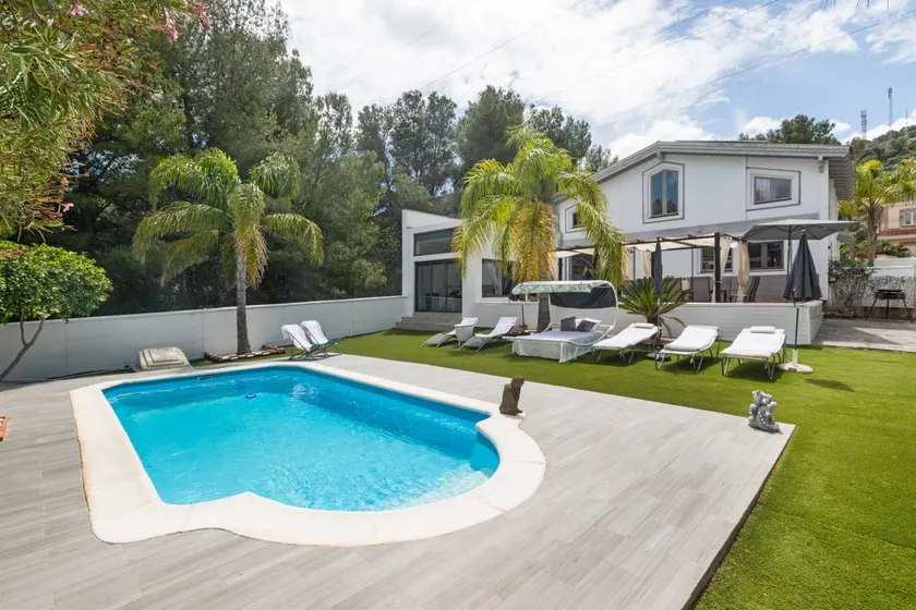 Holiday home with garden, fast internet & private pool | Mountain view - Image 1