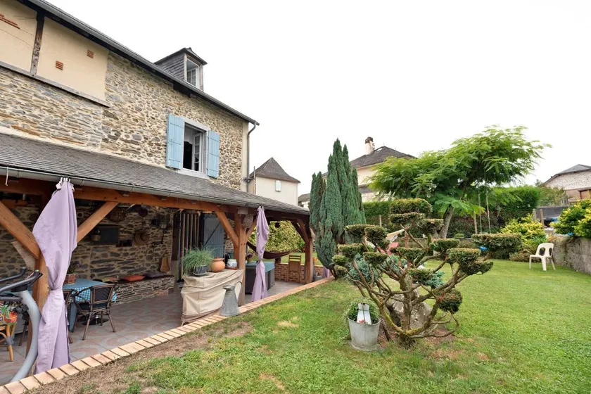 House with BBQ, garden & terrace - Image 1