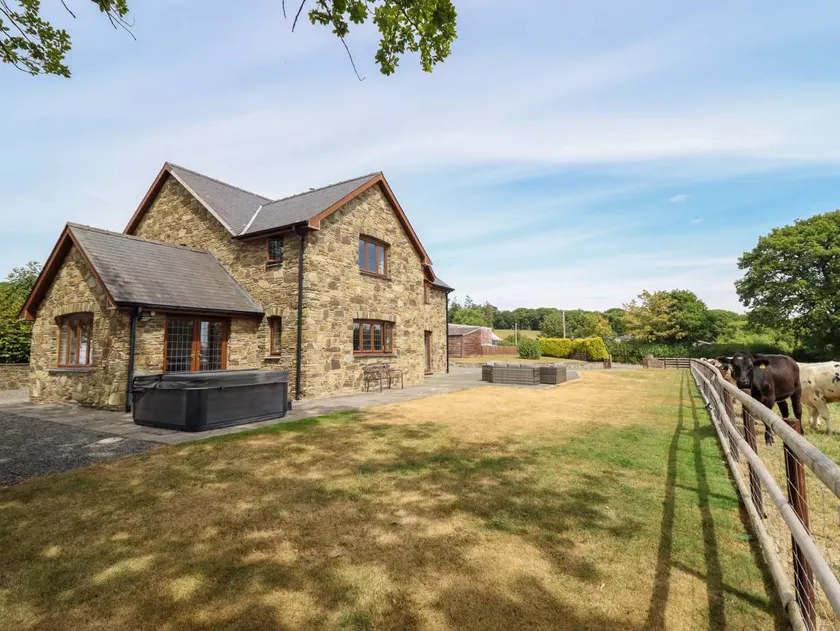 Fully equipped beautiful cottage with garden & jacuzzi | Pet-friendly - Image 1