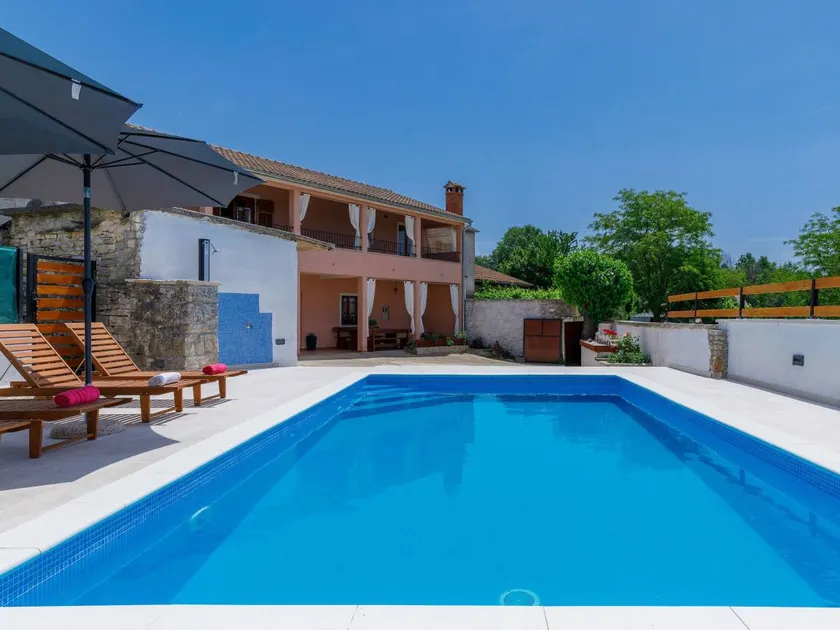 Family-friendly holiday home with private pool & BBQ - Image 1