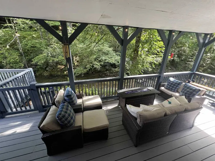 Holiday home with barbeque | River view - Image 1