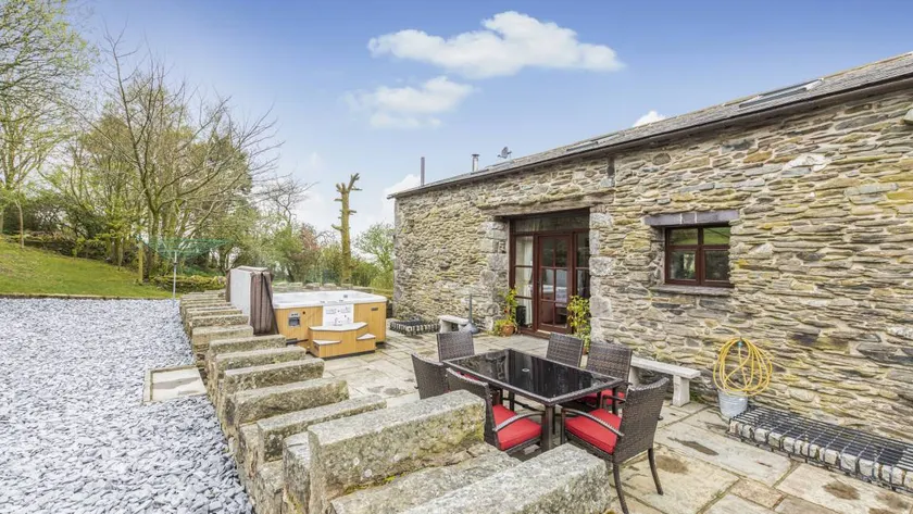 Cottage with hot tub & garden - Image 1