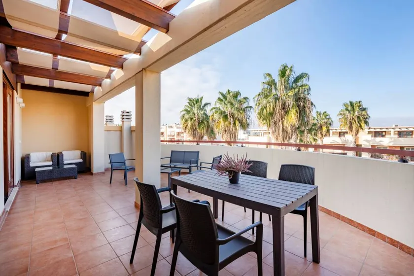 Appartement de vacances avec terrasse et internet haut débit | Vue ville - Image 1