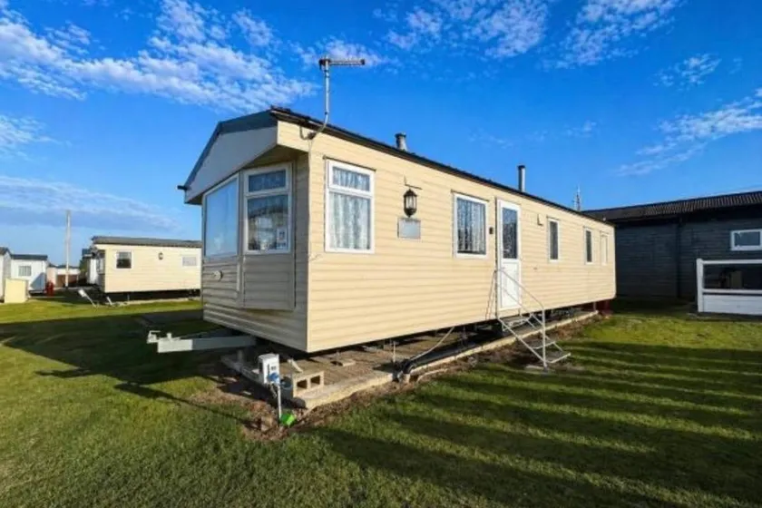Cabin Sleeps 8 with Pool and Parking - Image 1