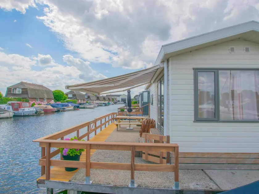 Waterfront chalet with swimming ladder - Image 1