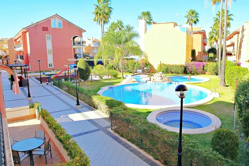 Appartement entièrement équipé avec terrasse, piscine et jardin | Vue ville | Proche de la plage - Image 1