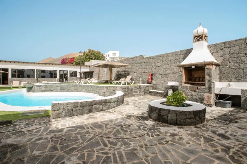 Holiday apartment with terrace, garden & pool - Image 1