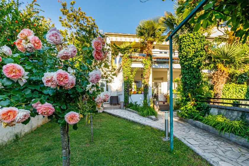 Apartamento con terraza y jardín | Acepta mascotas - Image 1