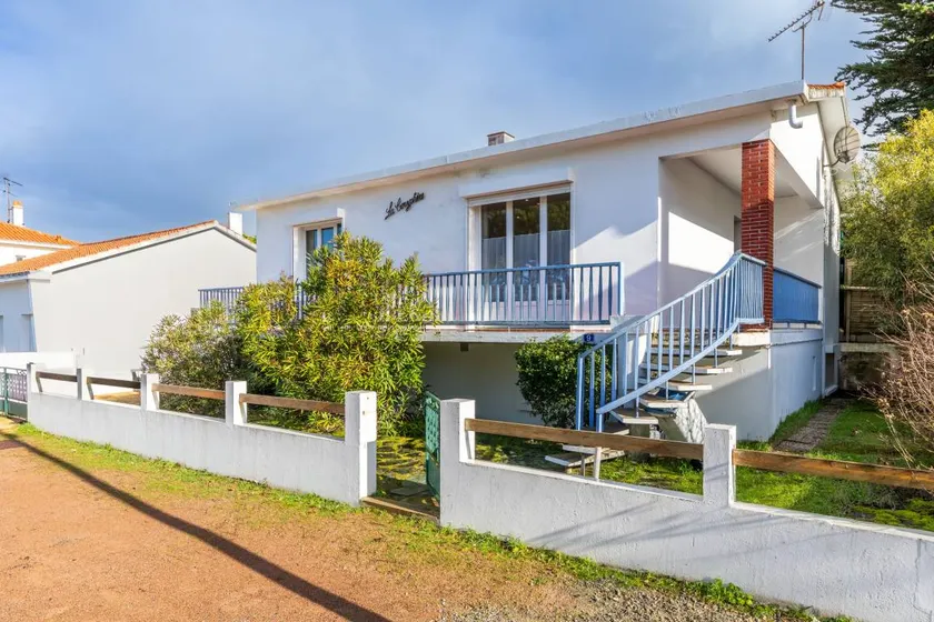 Holiday home with terrace, garden & barbecue | Garden view - Image 1