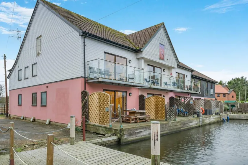 Cottage with terrace - Image 1