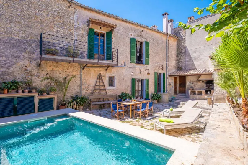 Fully equipped villa with terrace, private pool & barbeque - Image 1