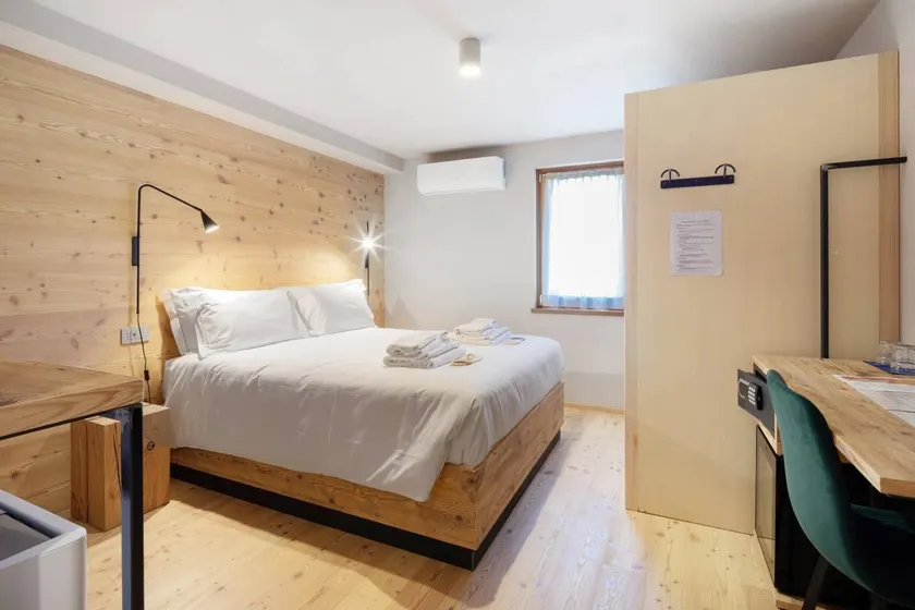 Room 1 - Lola: Mountain Retreat with Private Sauna and Wooden Interiors - Image 1