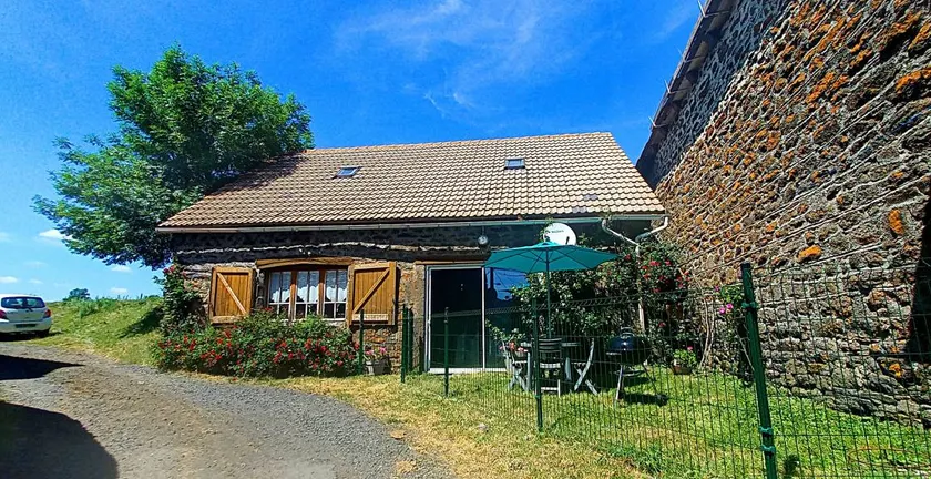 Holiday home with barbecue, garden & terrace | Mountain view - Image 1