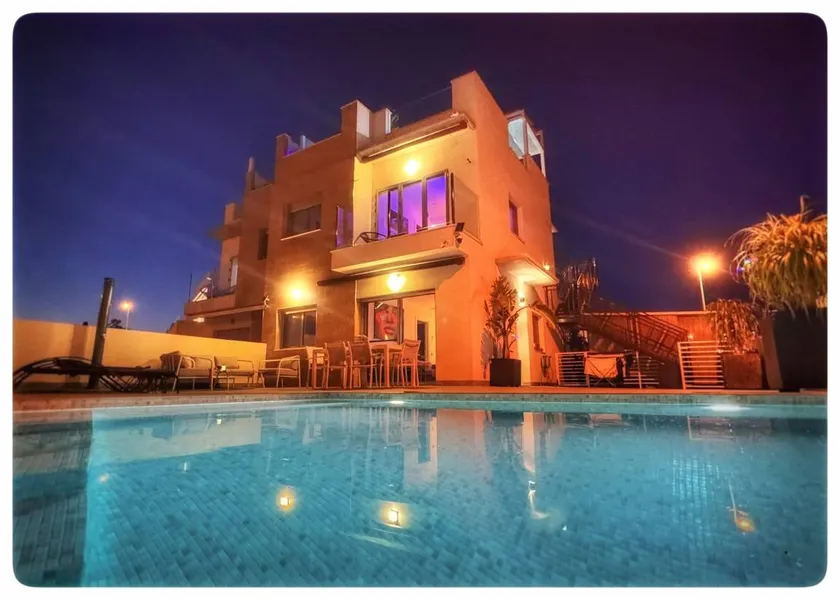 Appartement de vacances adapté aux familles avec piscine privée, terrasse et barbecue | Vue ville | Plage à proximité | Avec animaux admis - Image 1