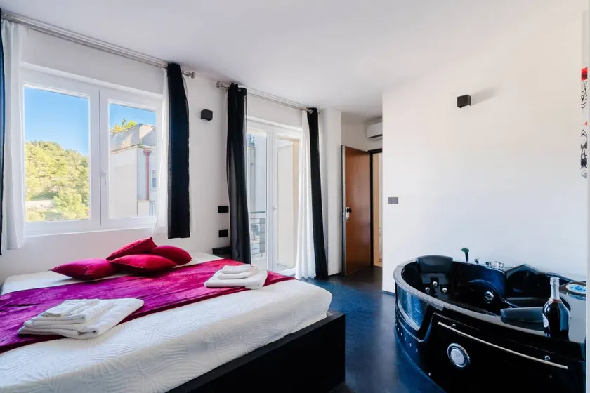 Maison avec jacuzzi | Vue ville - Image 1