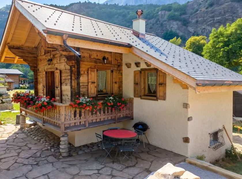 Chalet with BBQ, terrace & garden | Mountain view | Suitable for remote work - Image 1