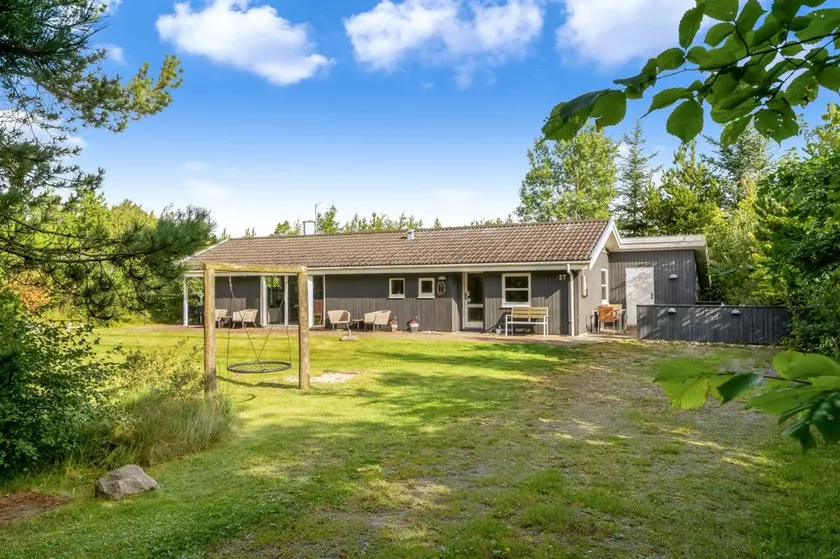 House with sauna, hot tub & terrace - Image 1