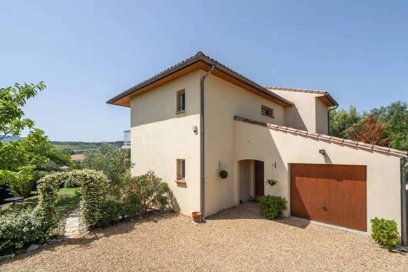 Fully equipped villa with garden, BBQ & private pool - Image 1