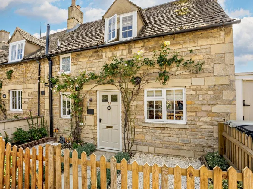 Fully equipped cottage with garden | Pet-friendly - Image 1
