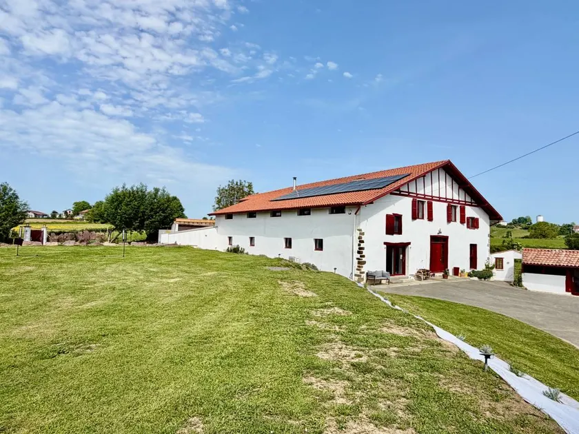 Charming Country Cottage – Vacation Rental for 12 Guests - Image 1
