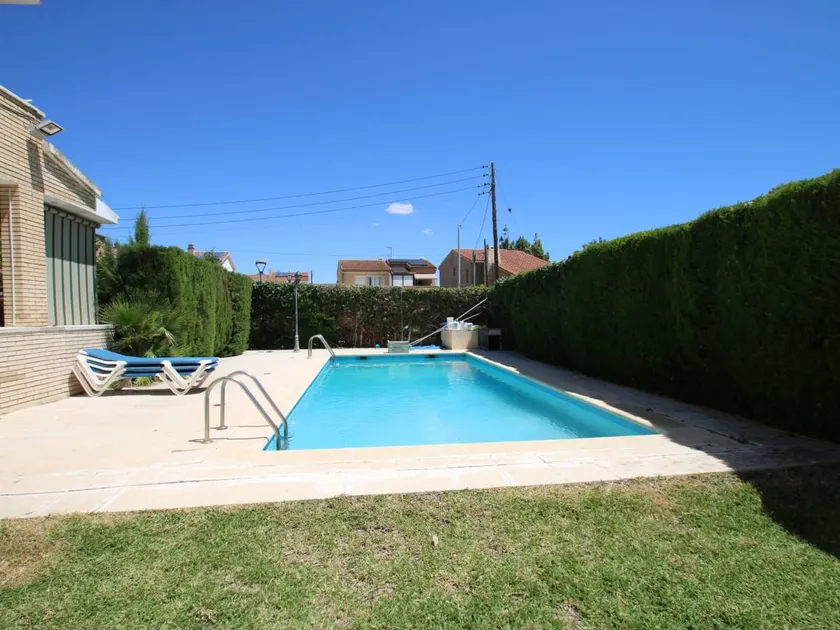 Casa vacacional con barbacoa, jardín y piscina - Image 1