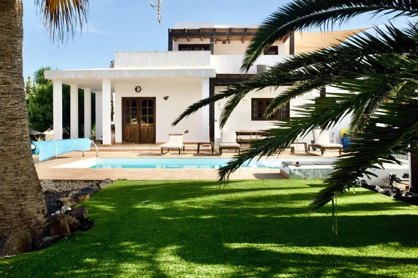 Garden, Heated Pool House for Families and Surfers with WIFI - Image 1