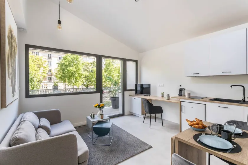 Apartment with terrace - Image 1