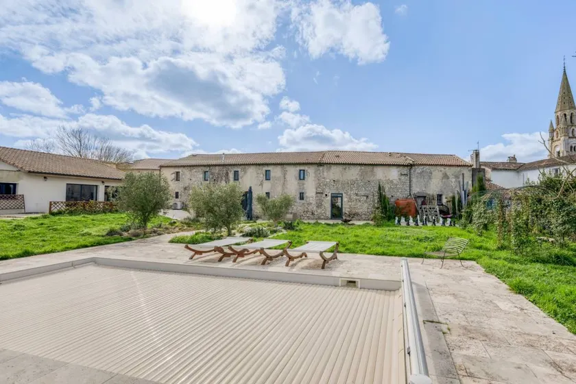 Family-oriented ample holiday home with terrace, private pool & garden - Image 1