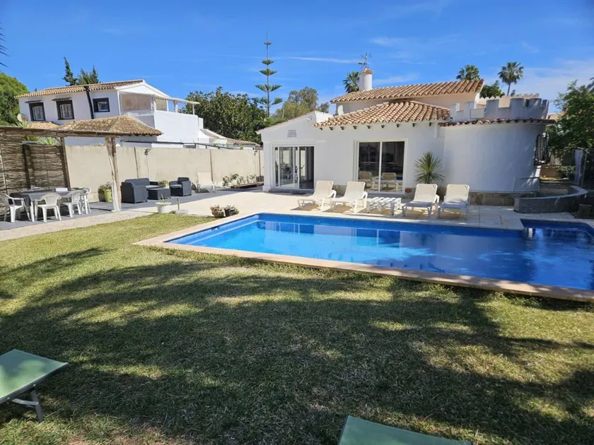 Villa with garden, barbeque & private pool - Image 1