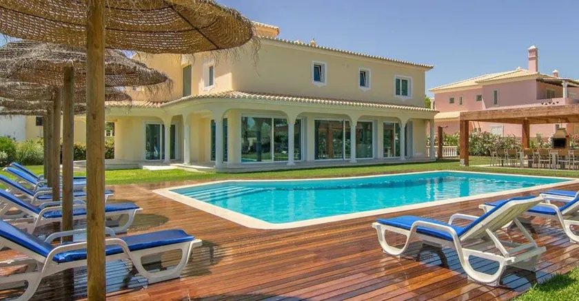 Villa adaptée aux familles avec piscine privée, jardin et terrasse - Image 1