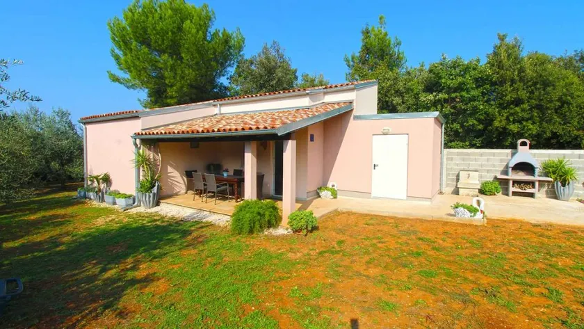 Holiday home with terrace, barbecue & garden - Image 1