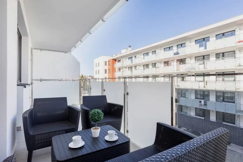 Apartment with terrace - Image 1