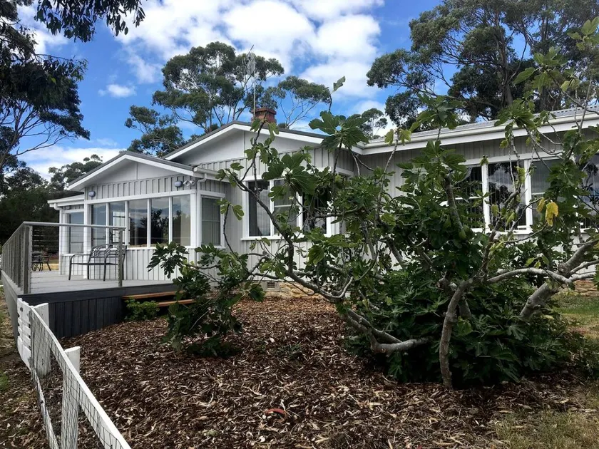 Picturesque Cottage Rental with Modern Amenities near Hobart in Spring Beach, Tasmania - Image 1