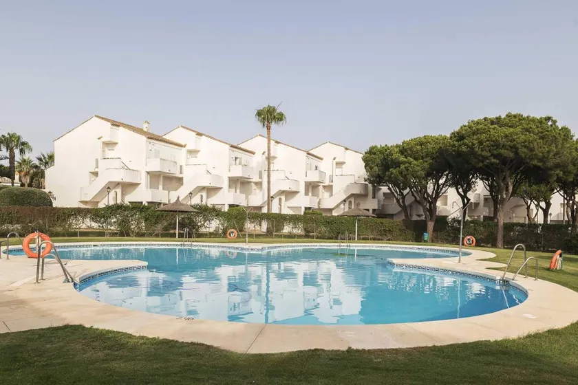 Voll ausgestattetes charmantes Apartment mit Garten, Pool und Terrasse | Strand in der Nähe - Image 1