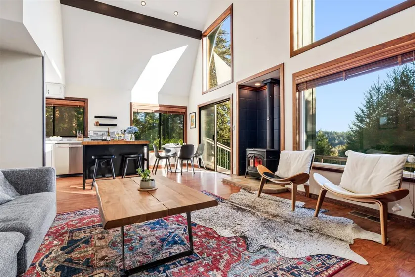 Family-friendly wonderful holiday home with terrace, hot tub & BBQ | Mountain view - Image 1