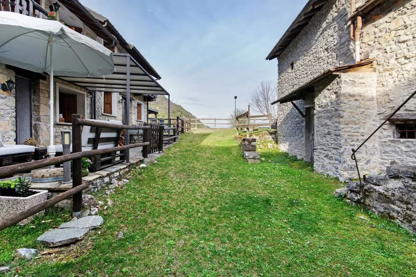Ferienhaus 'Tra Lago e Monti' bei Argegno mit Seeblick, privater Terrasse & Parkplatz - Image 1