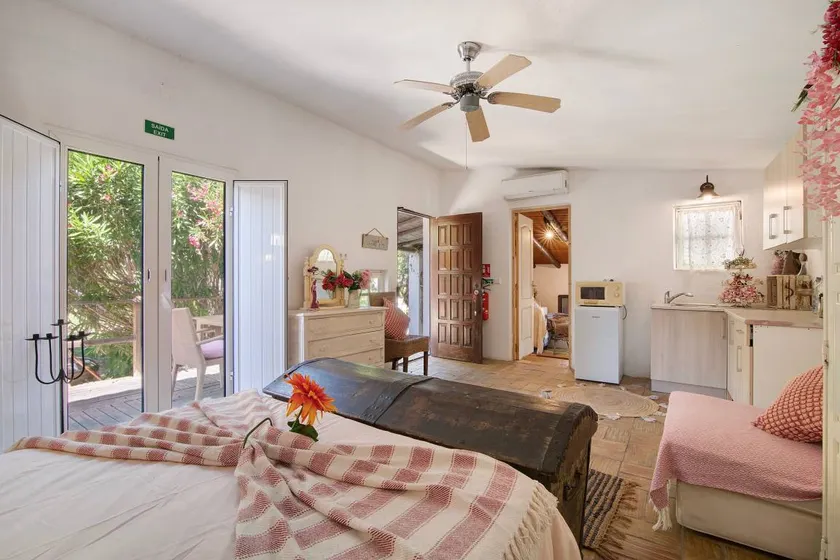 Chambre privée avec jardin, piscine et jacuzzi | Vue jardin - Image 1