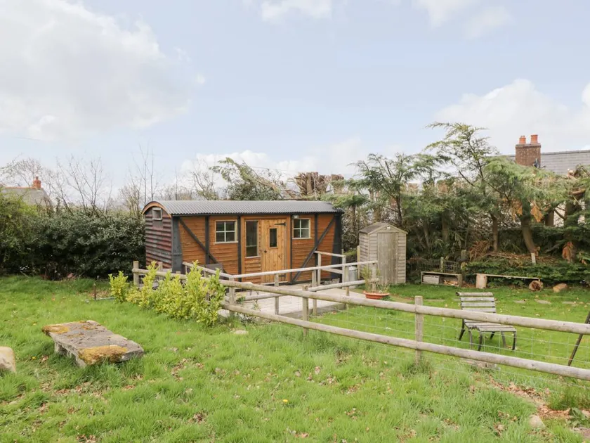 Cottage with garden - Image 1